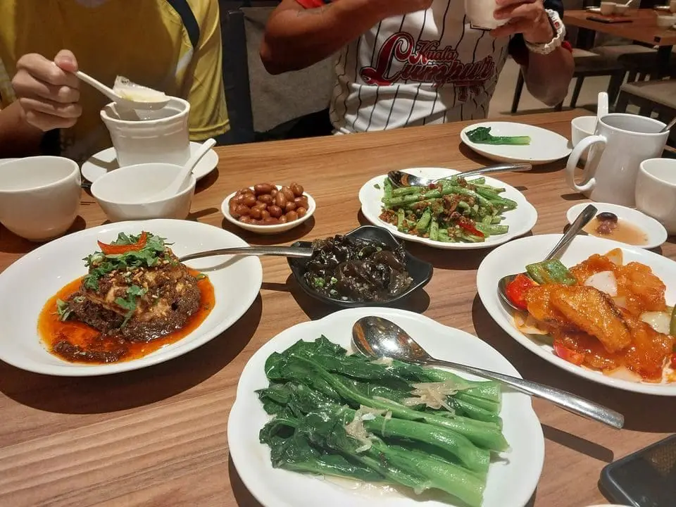 M'sian University Student Caught Eating Leftover Chicken Bones In KFC