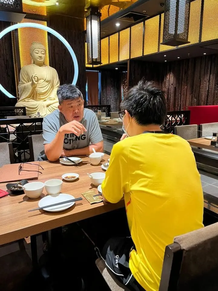 M'sian University Student Caught Eating Leftover Chicken Bones In KFC