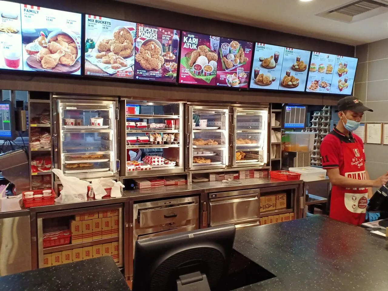 M'sian University Student Caught Eating Leftover Chicken Bones In KFC