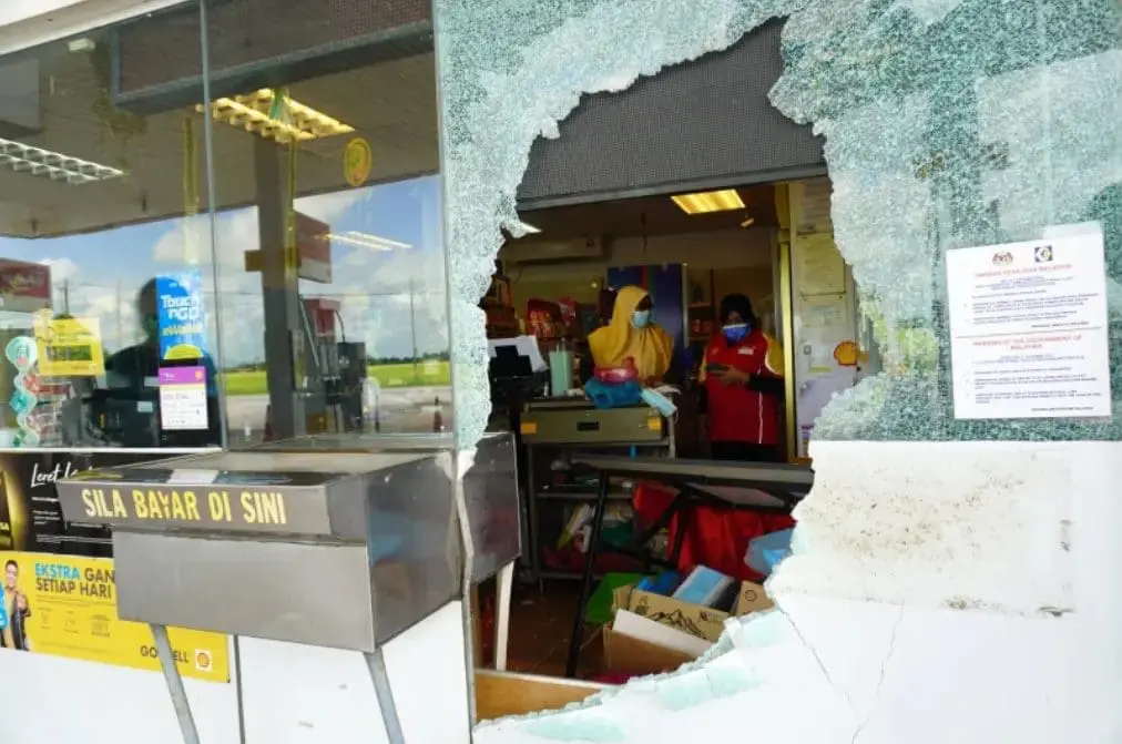 Thieves break into a petrol station and take RM50 with them