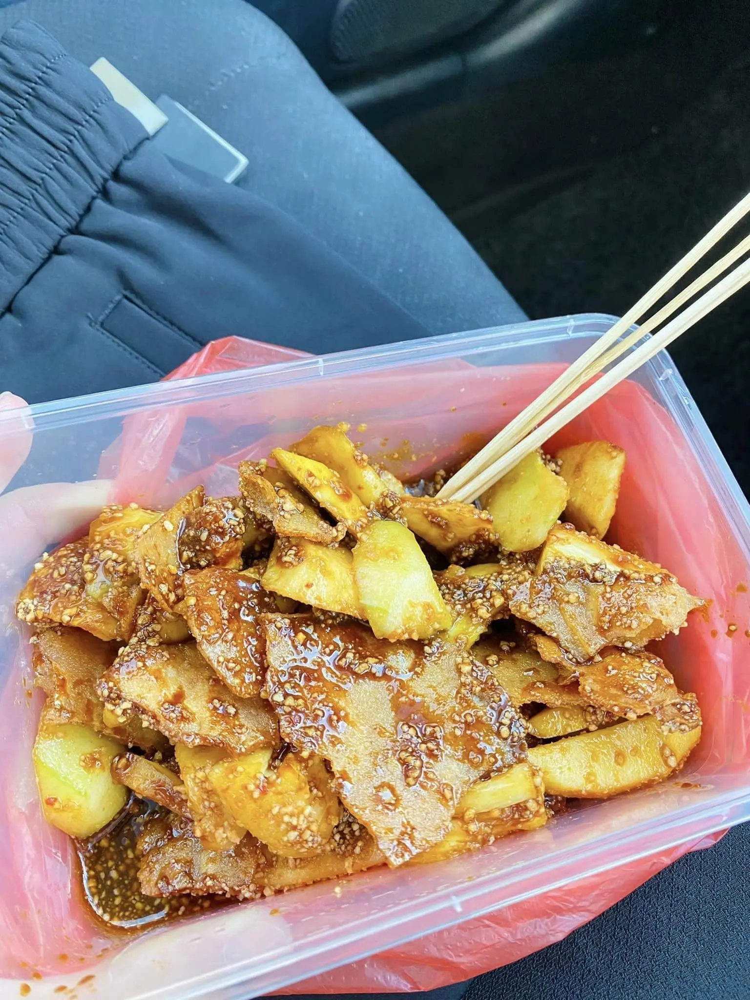 "Absolutely Worth It" — M'sian Man Buys RM50 Rojak To Help Elderly Vendor In Johor