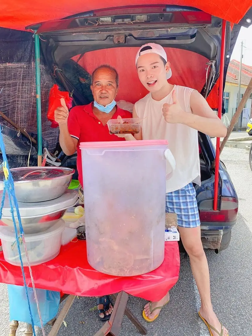 "Absolutely Worth It" — M'sian Man Buys RM50 Rojak To Help Elderly Vendor In Johor