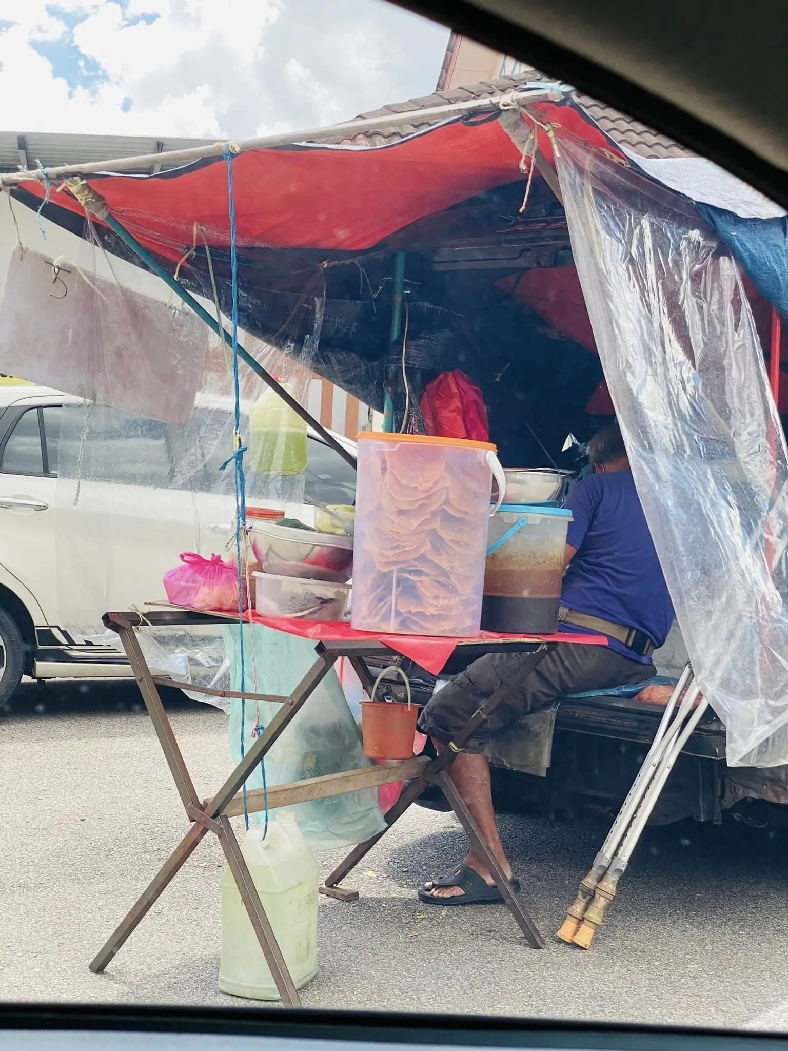 "Absolutely Worth It" — M'sian Man Buys RM50 Rojak To Help Elderly Vendor In Johor