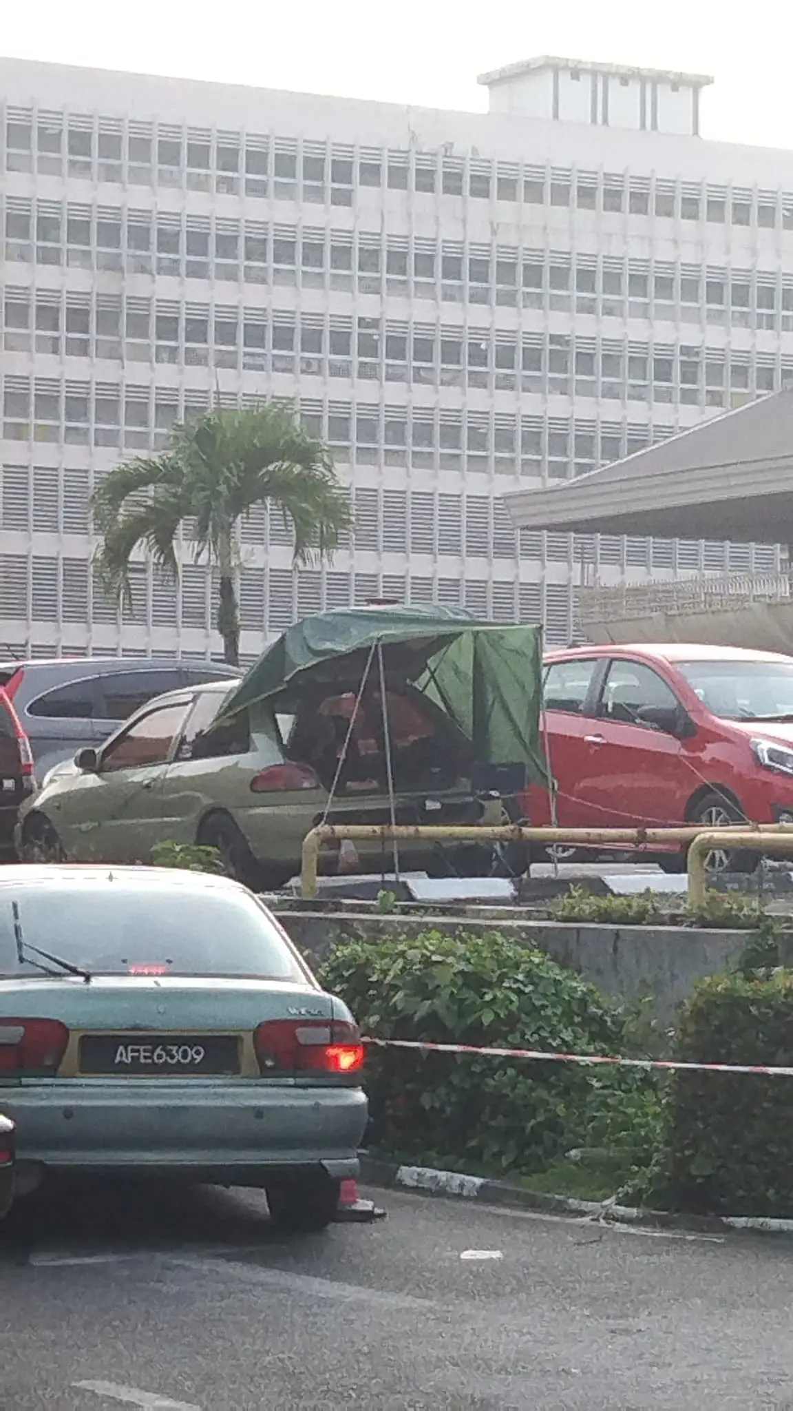 Devoted M'sian Father Camps Outside Ipoh Hospital To Stay Close To Son Diagnosed With Brain Tumor