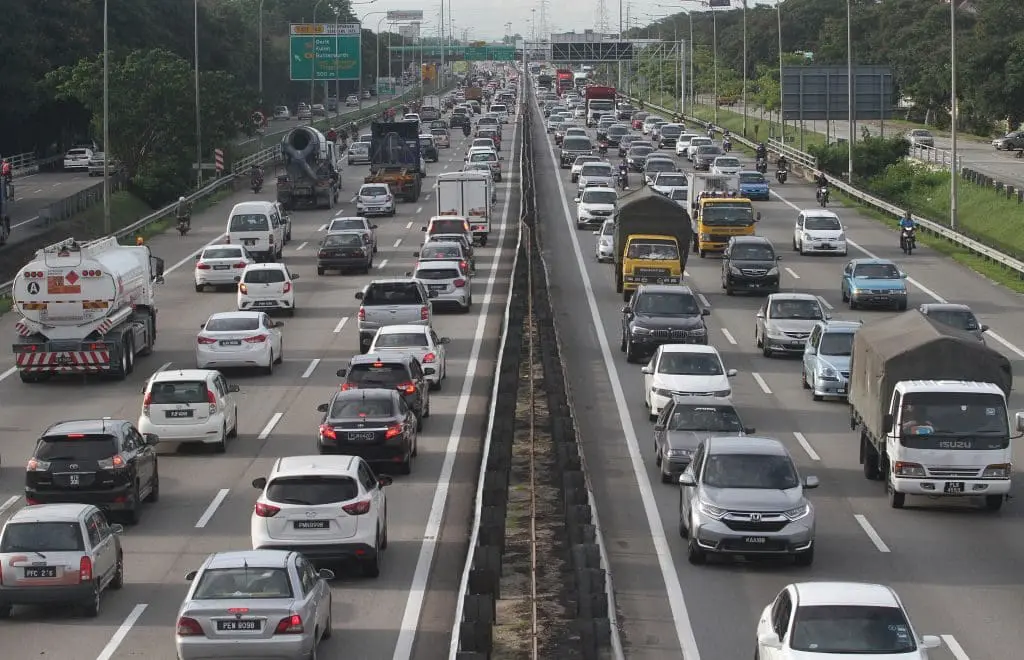 5 Things M'sians Can Relate To When They Return to Their Hometown for CNY highway traffic