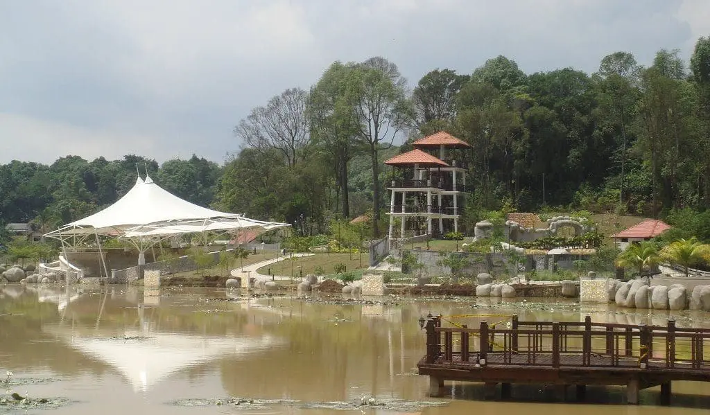 Courageous M'sian Man Jumps Into Lake In Johor To Rescue 3 Car Crash Victims From Drowning picture of lake
