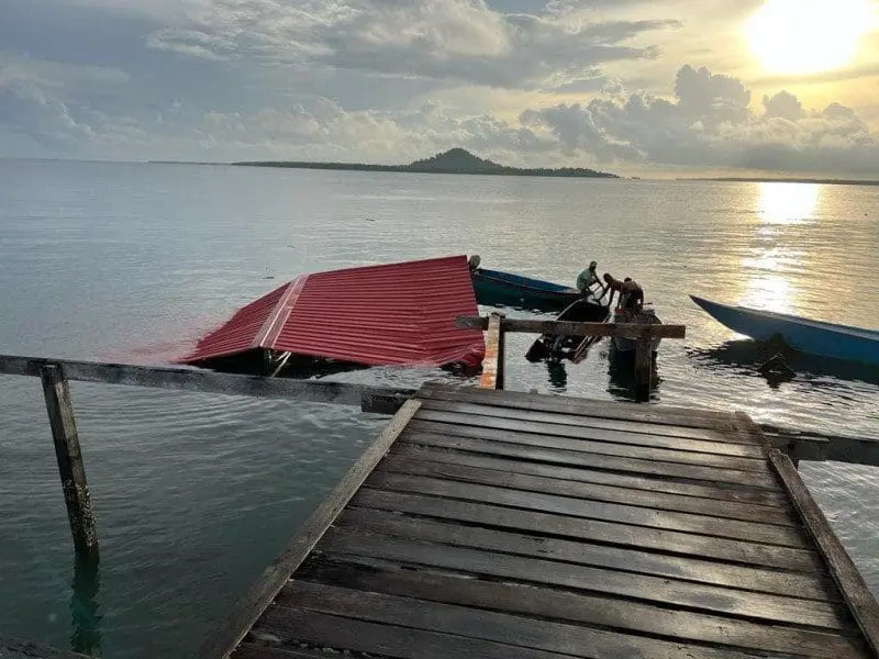 wooden jetty in Semporna collapses
