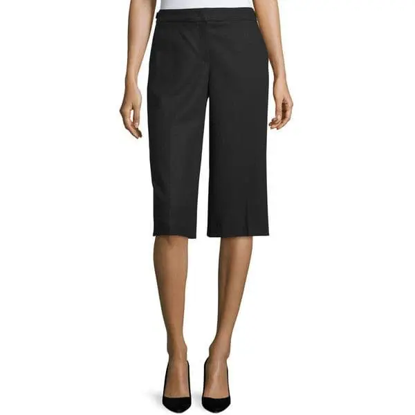 M'sian Woman Goes To Police Station To Lodge Report After Car Accident, Denied Entry Over Her Shorts