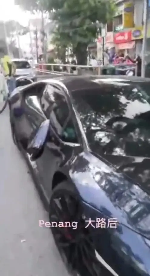 Lamborghini's right rearview mirror gets damaged