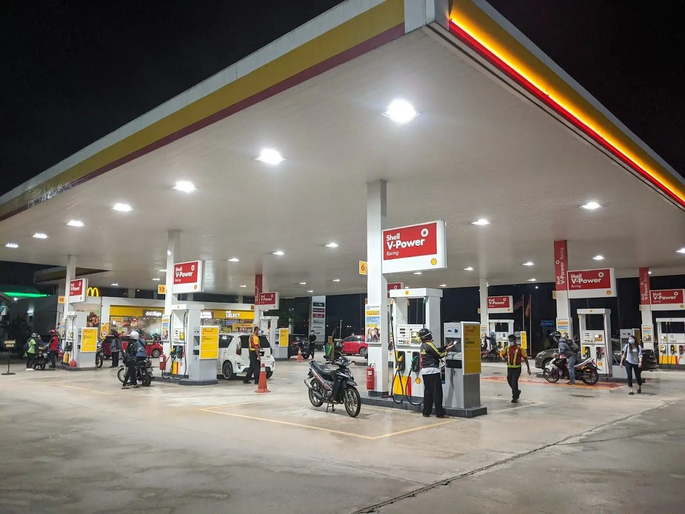 Batu Tiga Shell petrol station along Federal Highway