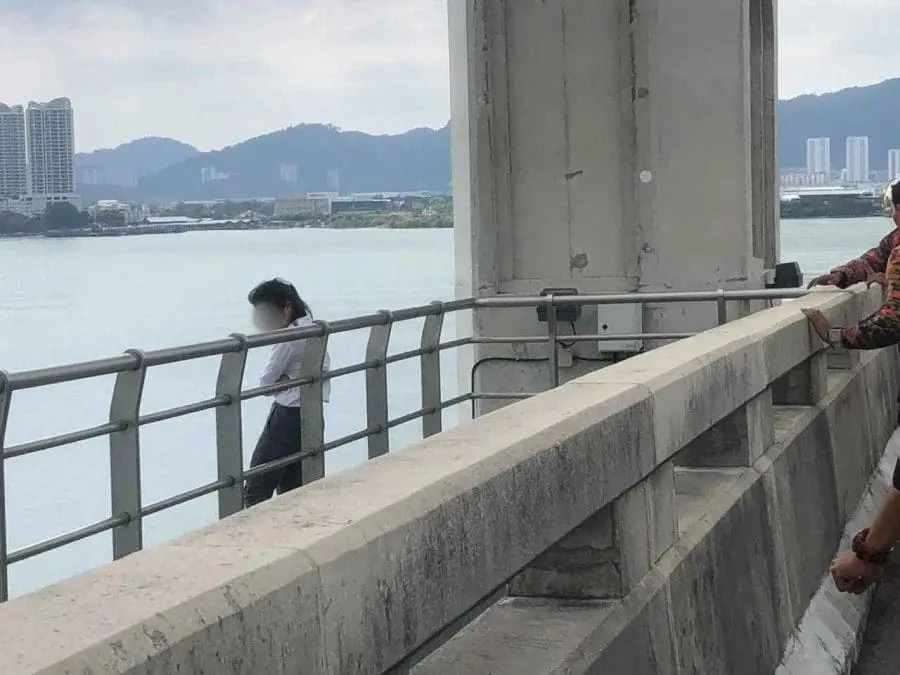 22yo M’sian Girl Tries To Jump Off 2nd Penang Bridge