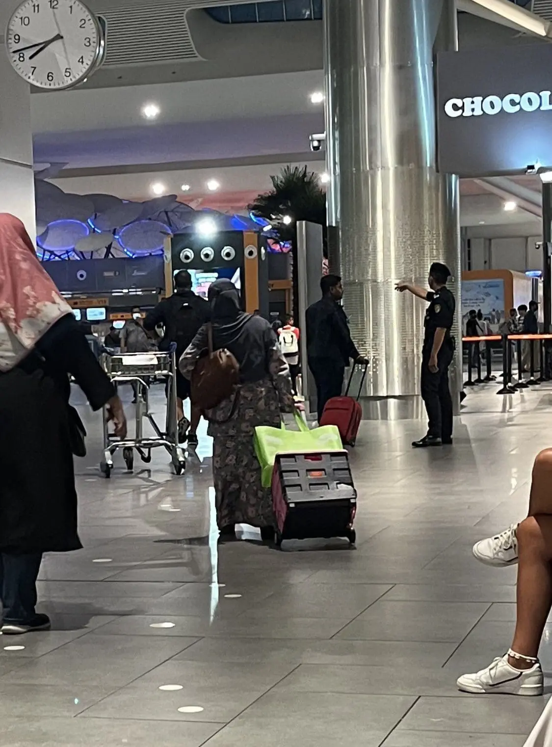 M'sian Woman Seen Selling Meals At KLIA2 To Fund Cancer Treatment, Netizens Come Together To Help