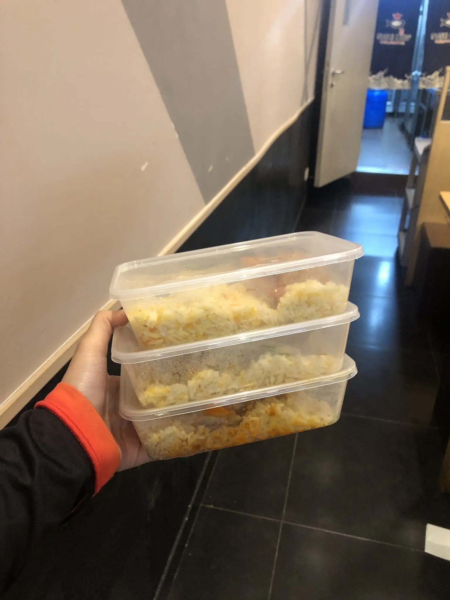 M'sian Woman Seen Selling Meals At KLIA2 To Fund Cancer Treatment, Netizens Come Together To Help