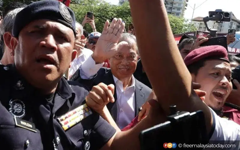 Muhyiddin Yassin arriving at MACC headquarters