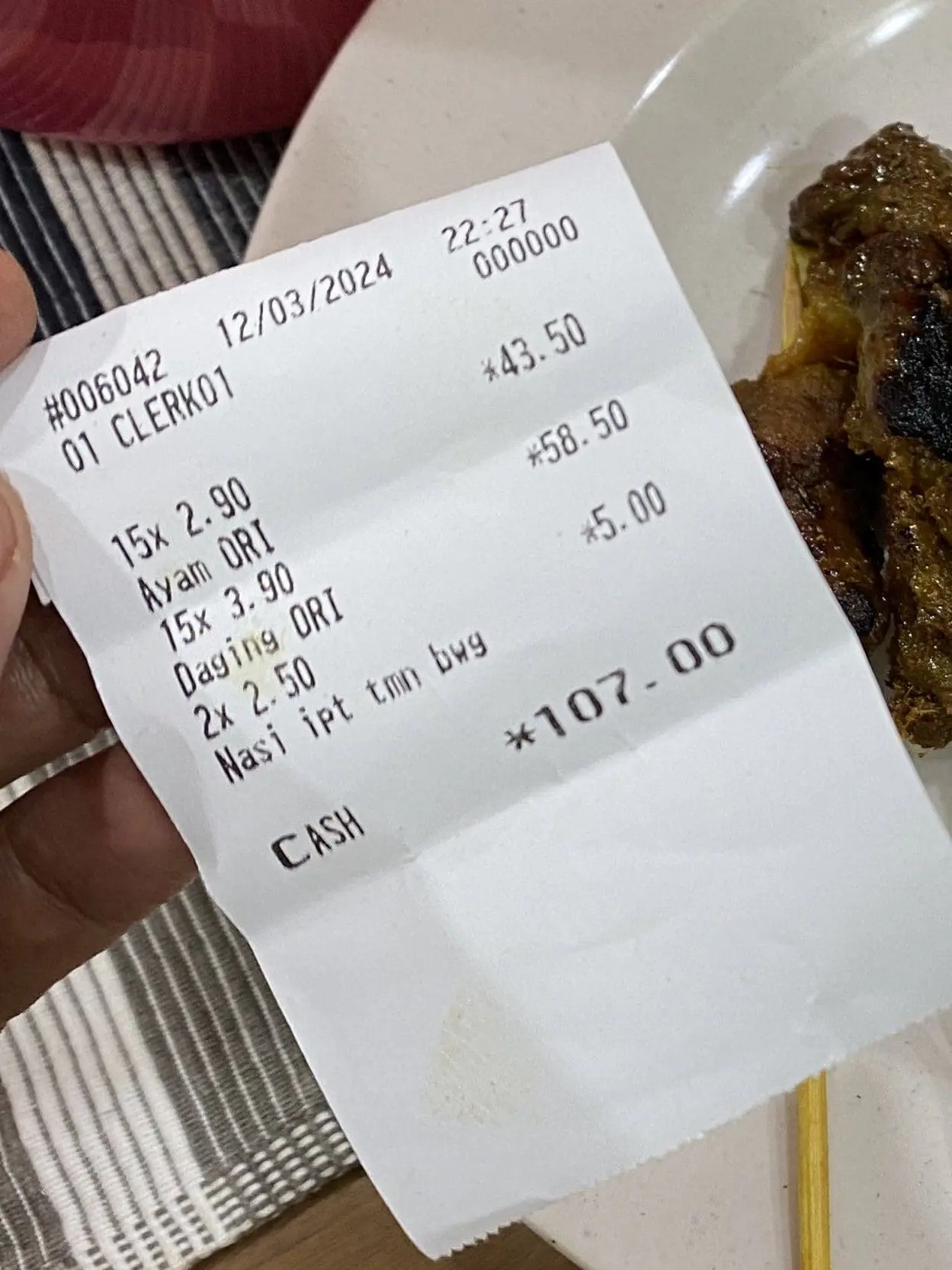 M'sian Shocked By RM107 Bill For Satay And Nasi Himpit