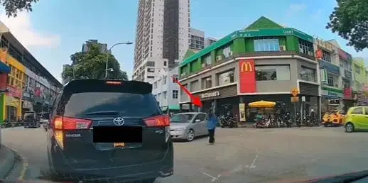 Selfish Toyota Driver Stops Car At Junction While Passenger Goes To McD In KL