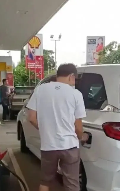 "But I'm Malaysian!" — Man Caught Pumping RON95 Petrol Into SG-Registered Car In JB, Tries To Argue Way Out