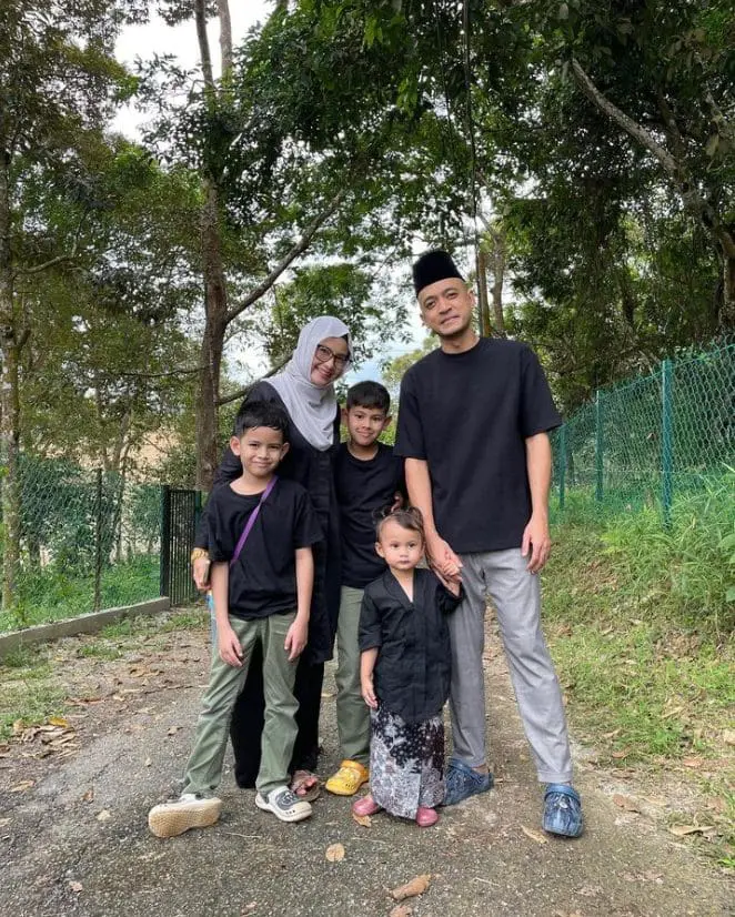 Tomok and his family