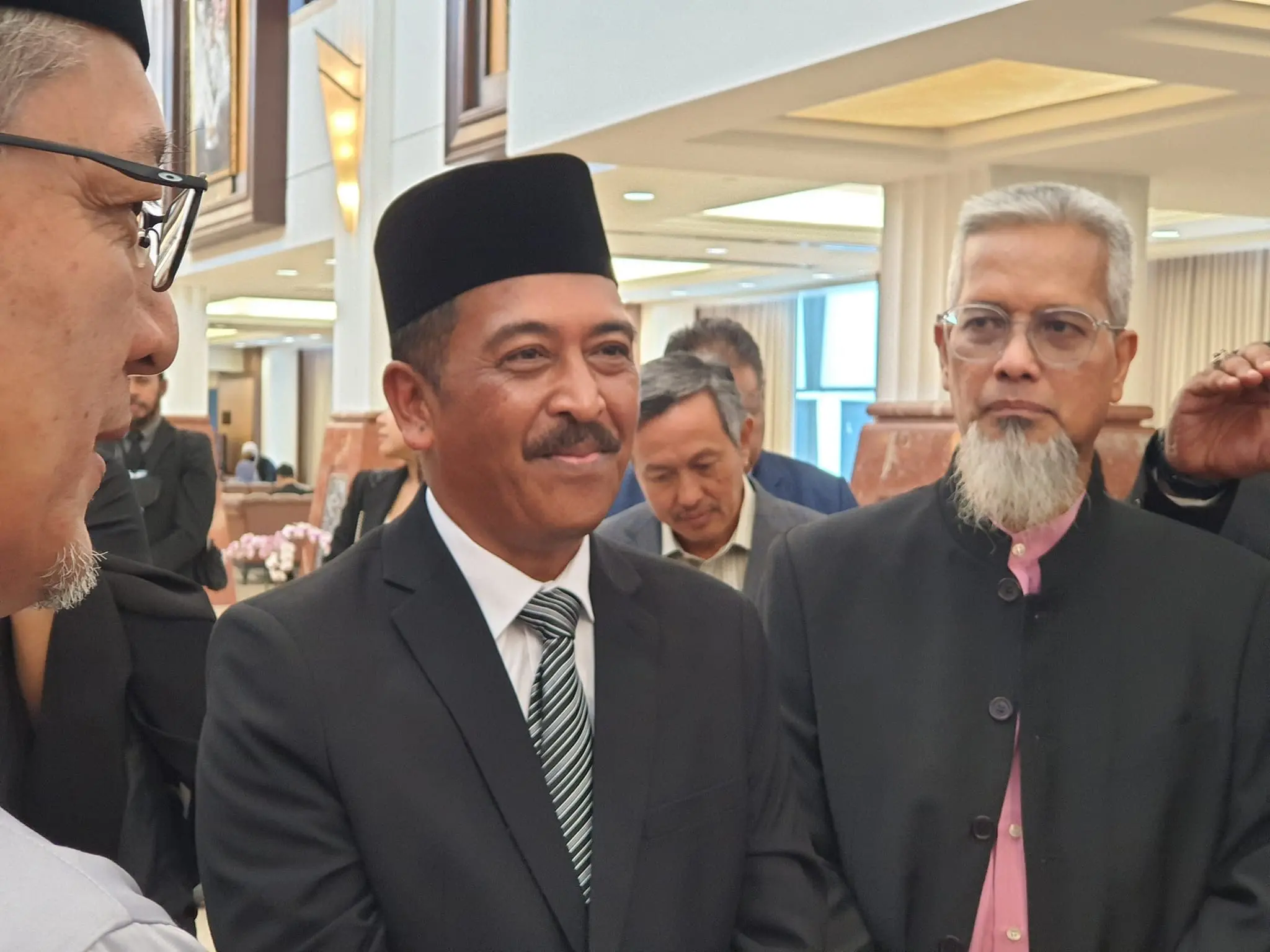 M'sian Taxi Driver Walks More Than 300km From Johor To Istana Negara To Ask For EPF Withdrawal