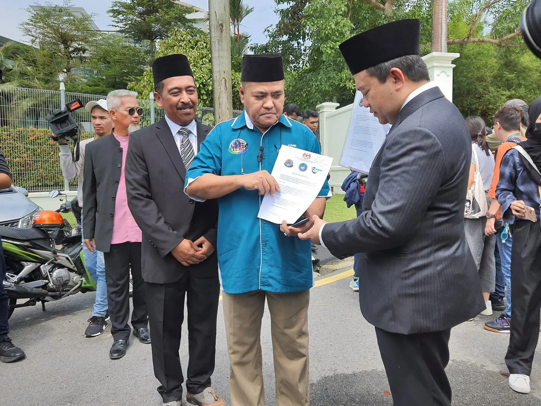 M'sian Taxi Driver Walks More Than 300km From Johor To Istana Negara To Ask For EPF Withdrawal