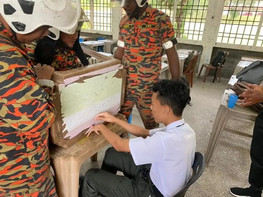 M'sian student gets finger stuck inside desk