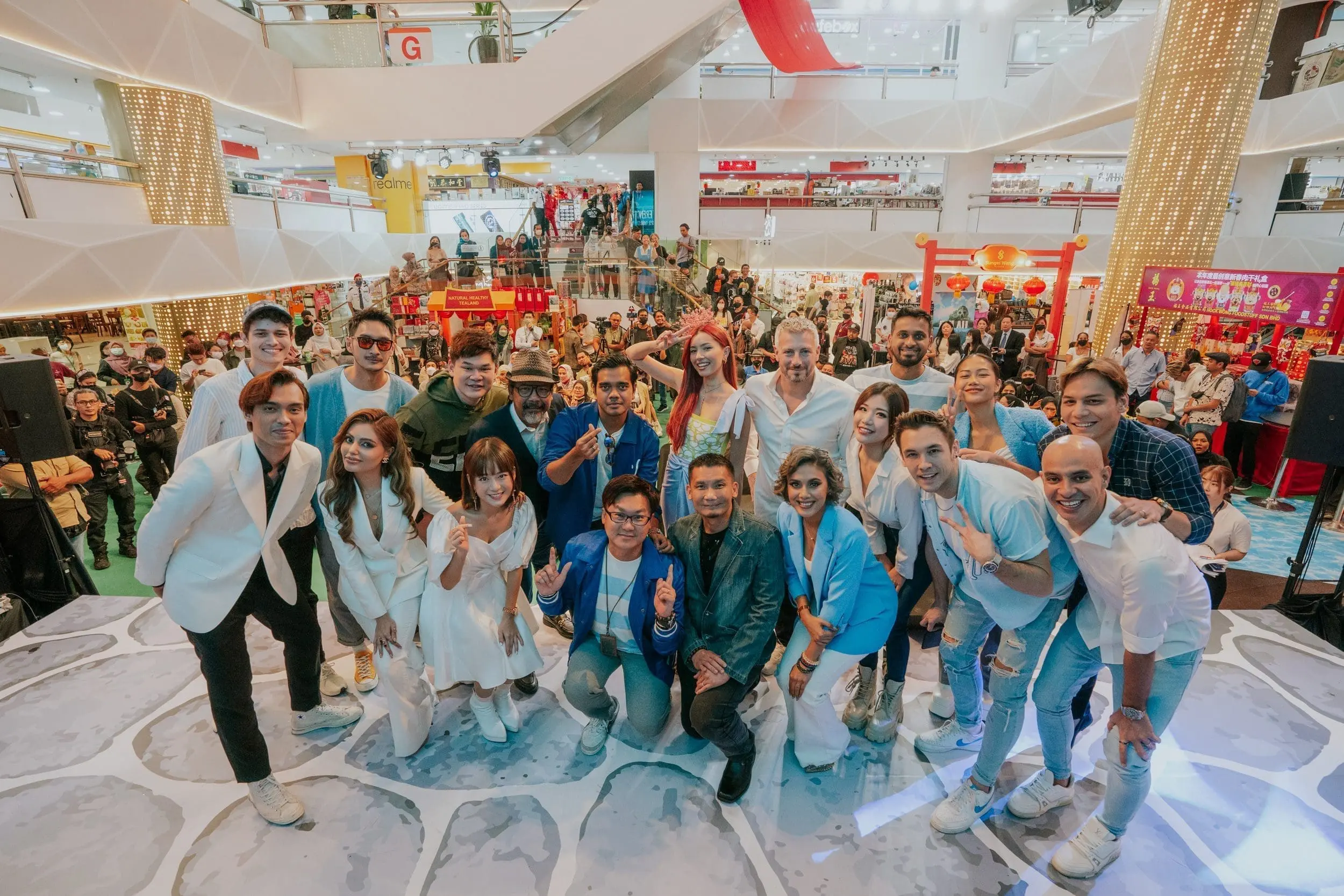 The cast and crew of Pulau