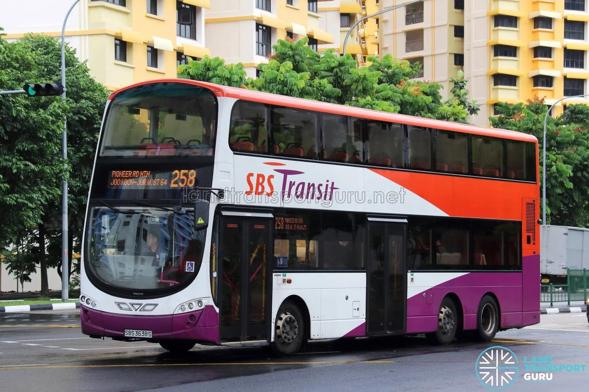 SG Man Books Taxi And Chases After Bus To Scream ‘F*** You’ At Driver Who Didn’t Wait For Him