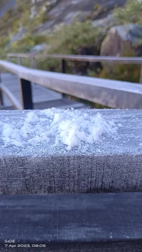 Photos Of Freezy Mount Kinabalu Amazed M'sians As The Temperature Plunged To -3 to -5° Celsius