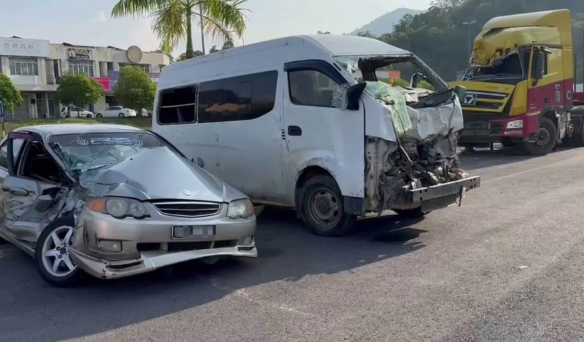Truck crashes into school van in Kelantan