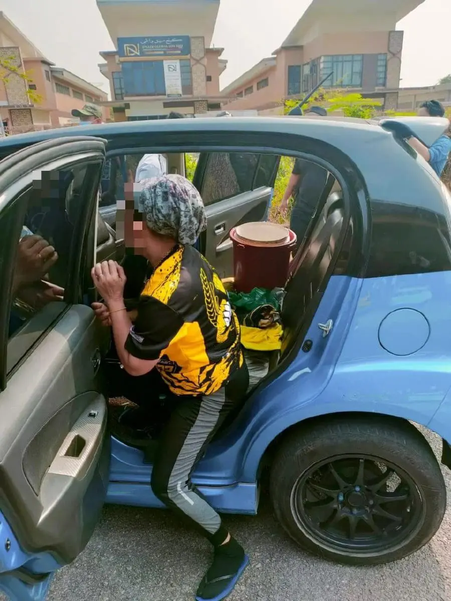 Mother And Son Sell Food During Fasting Month From Myvi In Kelantan, Gets Nabbed By Religious Authorities