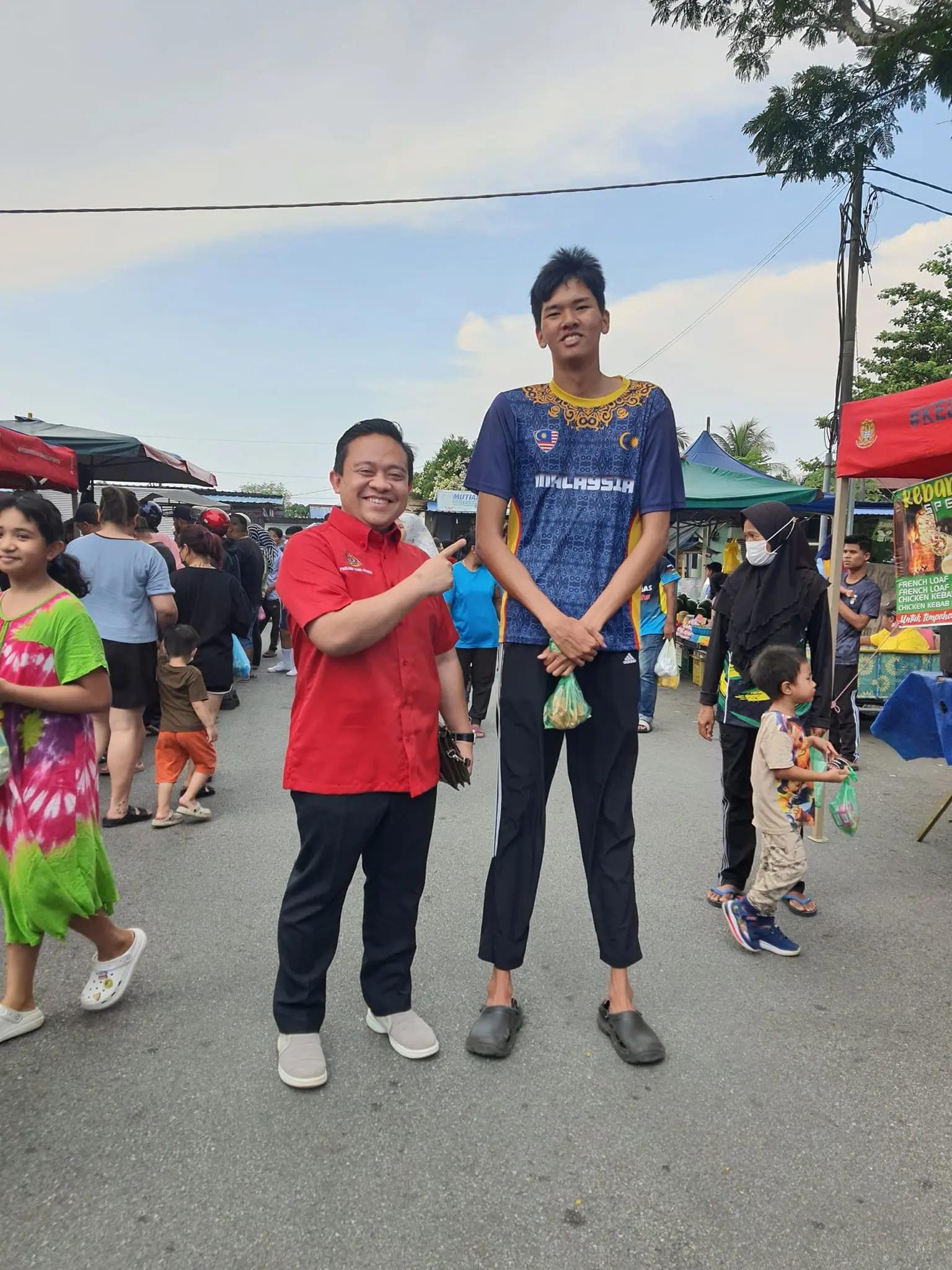 16yo M'sian Teen Goes Viral For Having A Towering Height Of 198cm