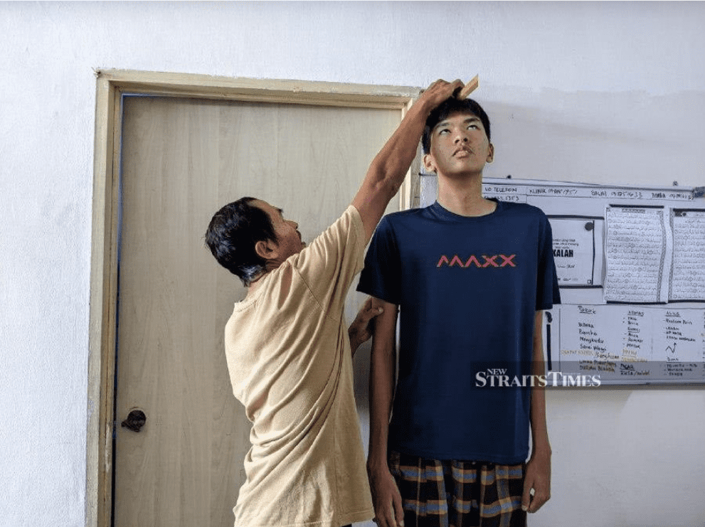 16yo M'sian Teen Goes Viral For Having A Towering Height Of 198cm