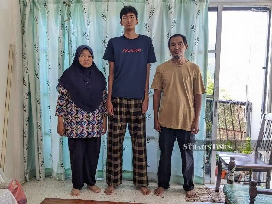 16yo M'sian Teen Goes Viral For Having A Towering Height Of 198cm