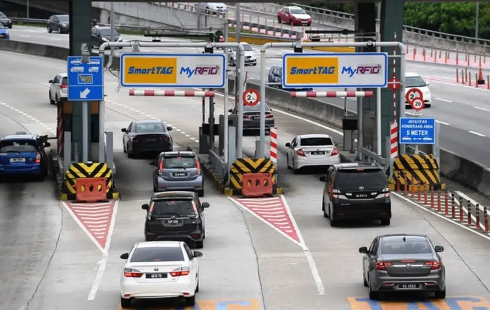 Anwar: M'sians To Enjoy Free Toll For 4 Days During Raya