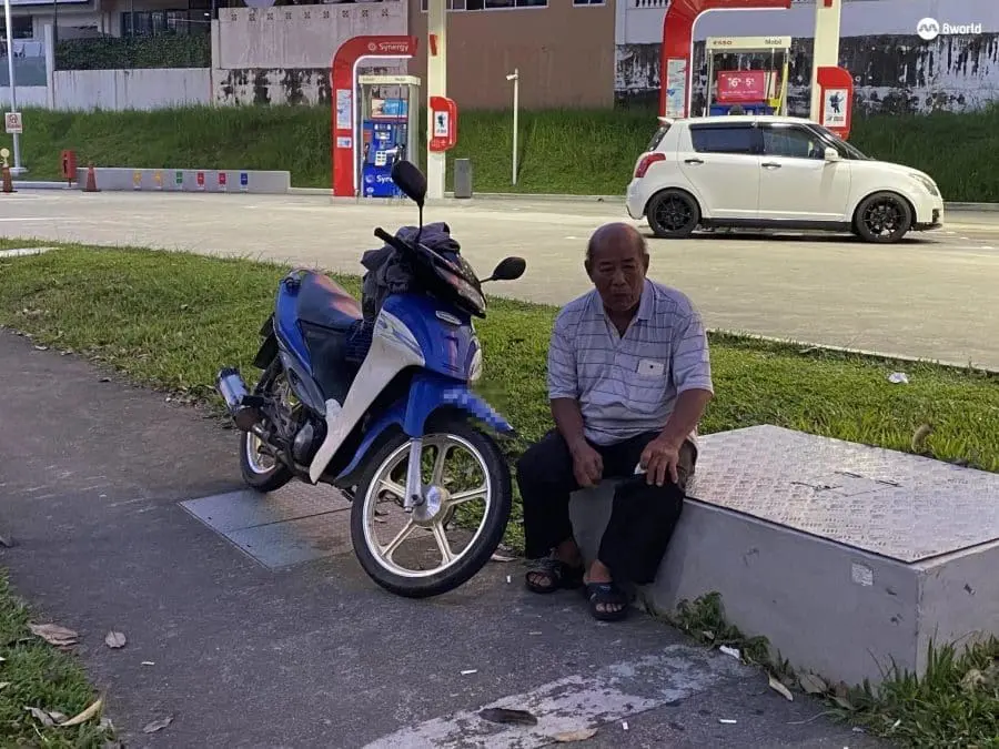M'sian Man Who Travels To Visit Son In SG Jail Offered A New Motorbike From Strangers, Refuses To Accept