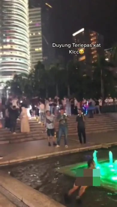 Woman In A Short Dress Swims Inside Water Fountain Near KLCC, Bystanders Yell ‘Out!’ At Her