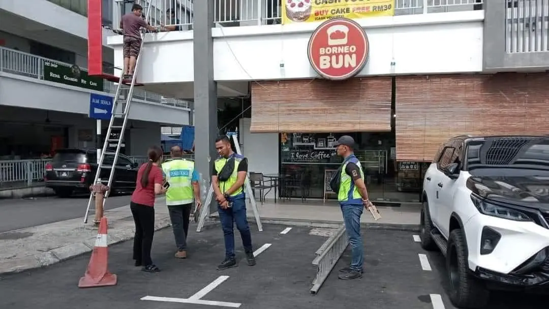 Sign Threatening To 'Destroy' Cars Parked At Sabah Bakery Goes Viral, Boss Apologises And Offers 20% Discount