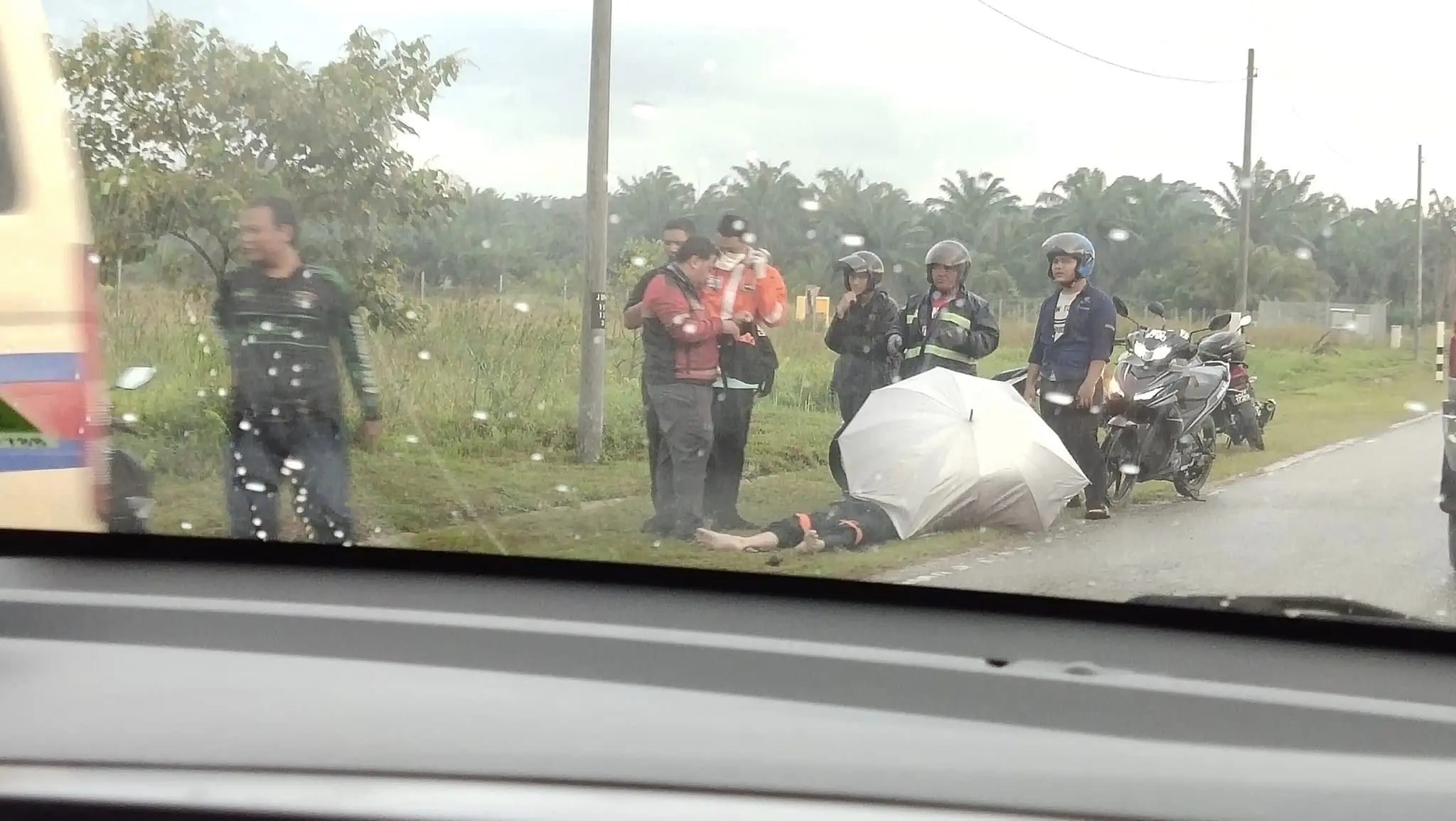 M'sian Motorcyclist Gets Struck By Lightning And Dies While On The Way To Work