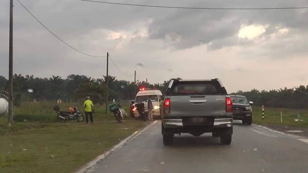 M'sian Motorcyclist Gets Struck By Lightning And Dies While On The Way To Work