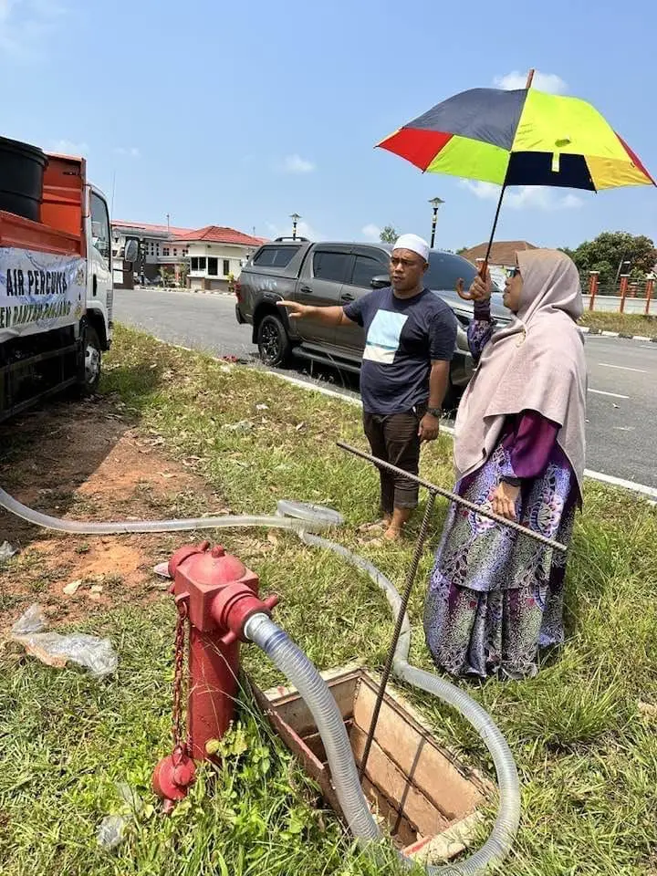 PAS MP Who Misused Fire Hydrant Claims She Got Permission To Do So, Kelantan Bomba Chief Says Nope