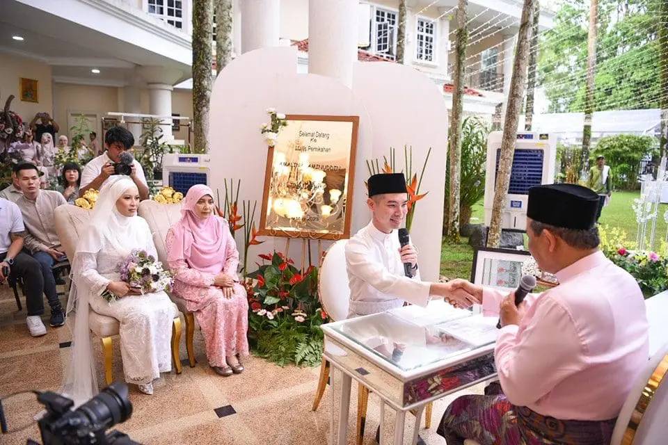 Daughter Of Negeri Sembilan MB Gets Married In Elaborate Chinese And Malay-Styled Wedding Ceremony