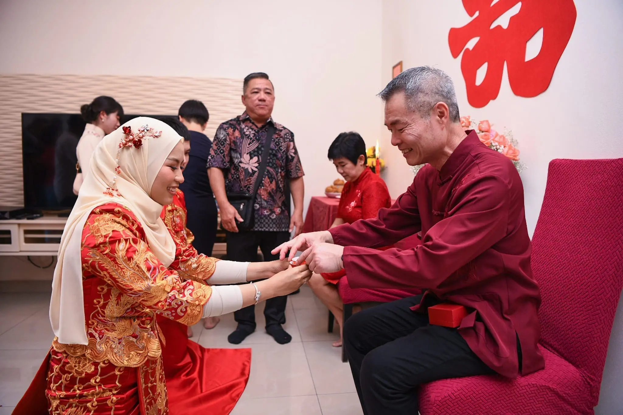 Daughter Of Negeri Sembilan MB Gets Married In Elaborate Chinese And Malay-Styled Wedding Ceremony