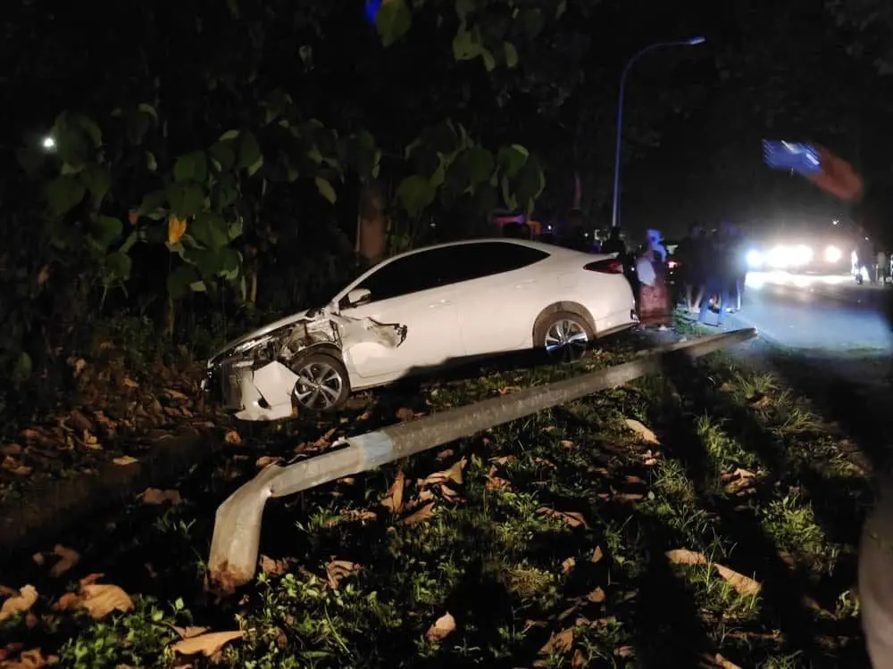 Toyota Vios driven by 6 years old Malaysian boy crashes into a lamp post.
