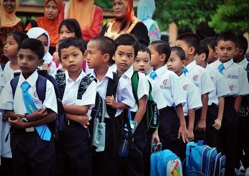 M'sian Woman Claims Son Was Forced To Stand Under The Sun For Being Late To School By 10 Mins