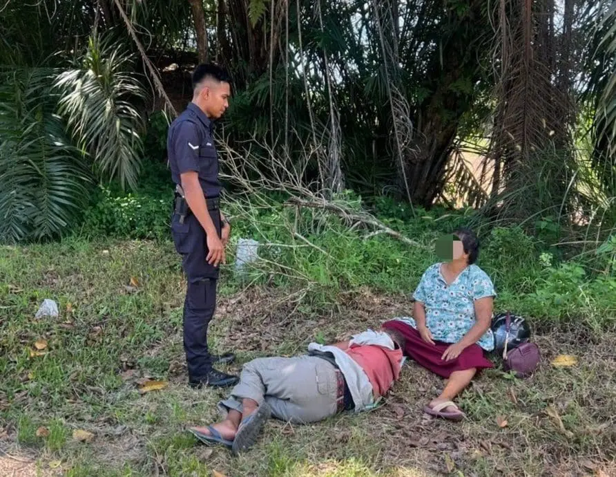 Kind policeman has a chat with old woman and her husband who could not travel under the hot sun in a motor