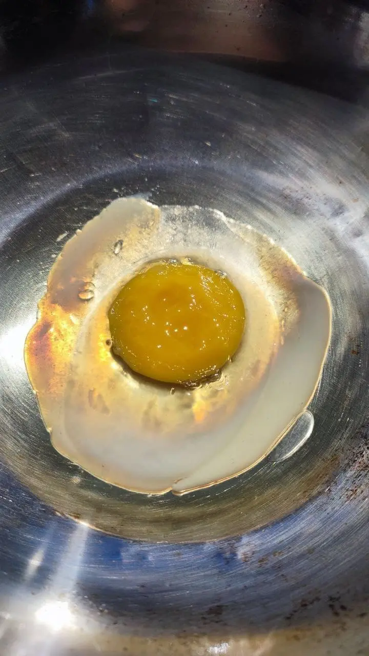 Sabah Woman Cooks Egg Under The Sun Just To Prove How Sibeh Hot It Is Right Now