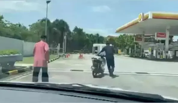 M'sian Policemen Lets Senior Citizen Hitch A Ride And Pushes His Motorbike Which Was Out Of Gas To Petrol Station