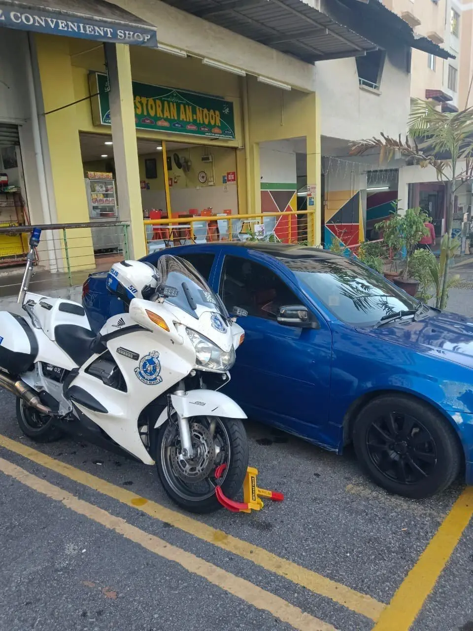 "Padan Muka!" — M'sian Traffic Cop's Motorbike Gets Clamped For Parking At OKU Spot