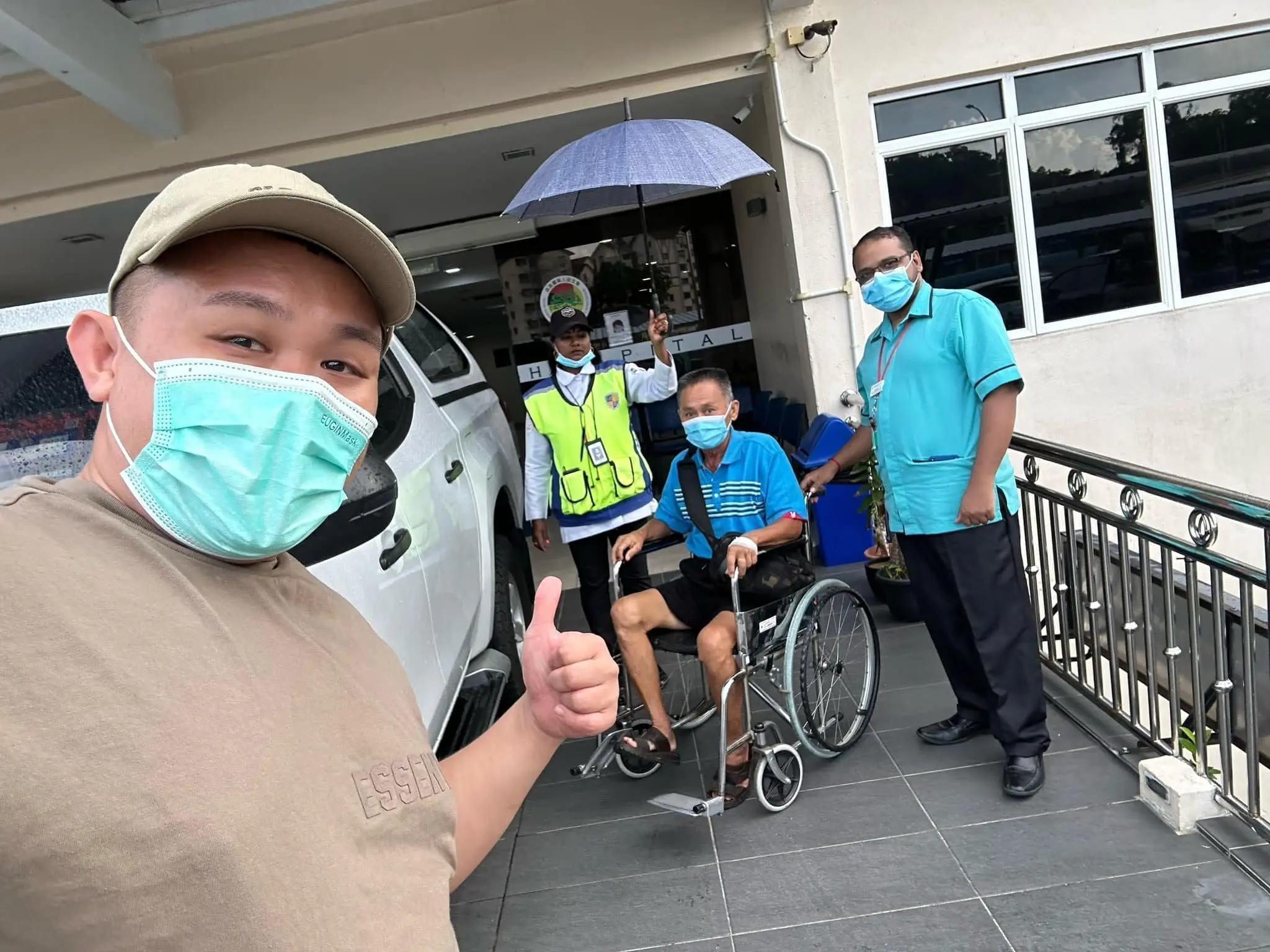 "He Loves Dogs" — Son Of Heng Kee Roasted Pork Owner Defends Dad Who Allegedly Dragged Dog Behind Vehicle