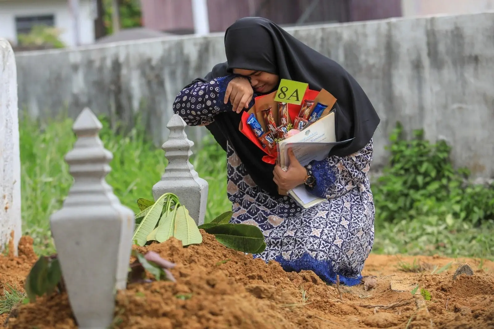 "I Did It, Dad" — M'sian Student Shows Her SPM Results To Her Father Who Died 17 Hours Before It Was Released